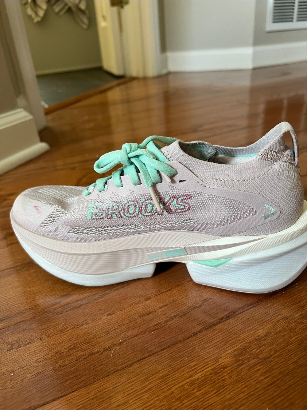 Brooks Women's Lightweight Running Sneakers - like new - 7.5 - Picture 3 of 7